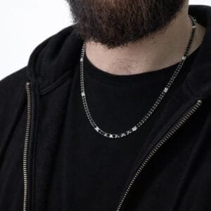 שרשרת טניס 3 מ"מ שחורה/לבנה עם קוביות לבנות 4 מ"מ מכסף